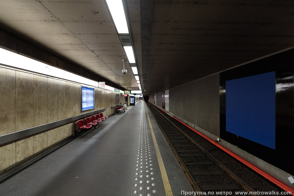 Фотография станции Merode [Меро́д] (линия 1, Брюссель) — первый зал. Продольный вид вдоль края платформы. Первый путь — в сторону центра города.