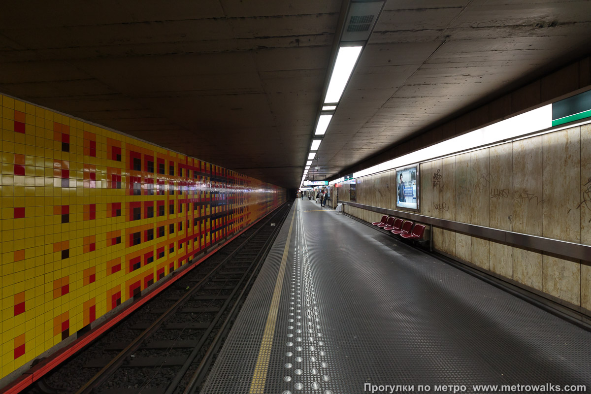 Фотография станции Merode [Меро́д] (линия 5, Брюссель) — второй зал. Продольный вид вдоль края платформы. Второй путь — из центра города.