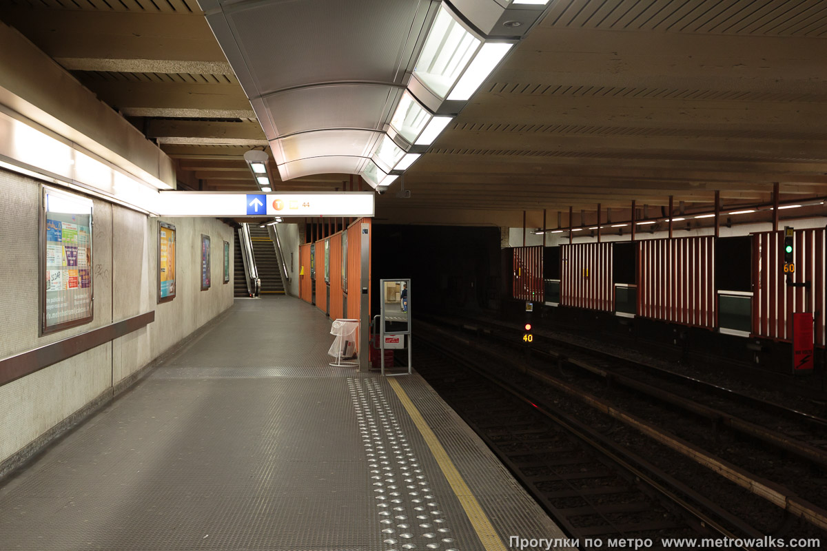 Фотография станции Montgomery [Монгомэри́] (линия 1, Брюссель). Выход в город, эскалаторы начинаются прямо с уровня платформы. Дополнительный выход со станции в торце платформы.