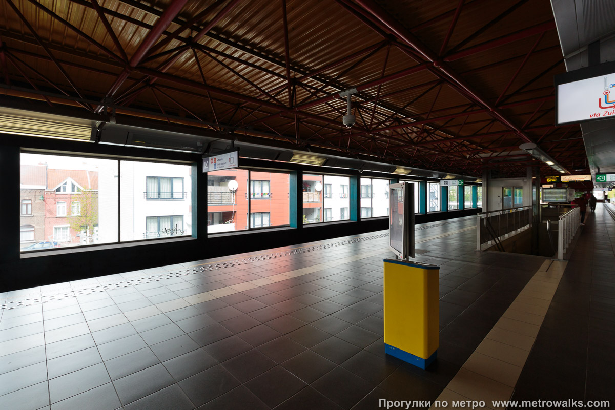 Фотография станции Osseghem / Ossegem [О́ссехем] (линия 2 / 6, Брюссель). Вид по диагонали. От непрозрачной стены на прозрачную.