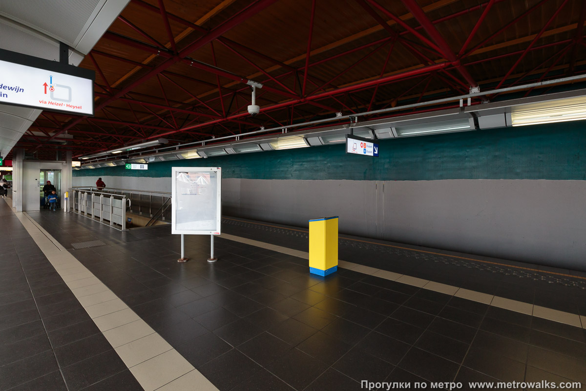 Фотография станции Osseghem / Ossegem [О́ссехем] (линия 2 / 6, Брюссель). Вид по диагонали. От прозрачной стены к непрозрачной.