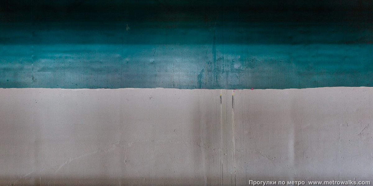 Фотография станции Osseghem / Ossegem [О́ссехем] (линия 2 / 6, Брюссель). Путевая стена. Путевая стена с противоположной стороны не блещет декоративной отделкой, а просто окрашена масляной краской.