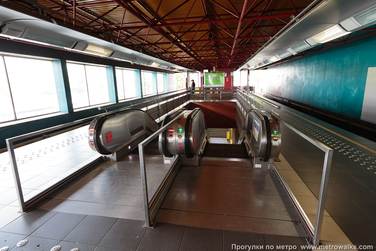 Фотография станции Osseghem / Ossegem [О́ссехем] (линия 2 / 6, Брюссель). Выход в город, эскалаторы начинаются прямо с уровня платформы.