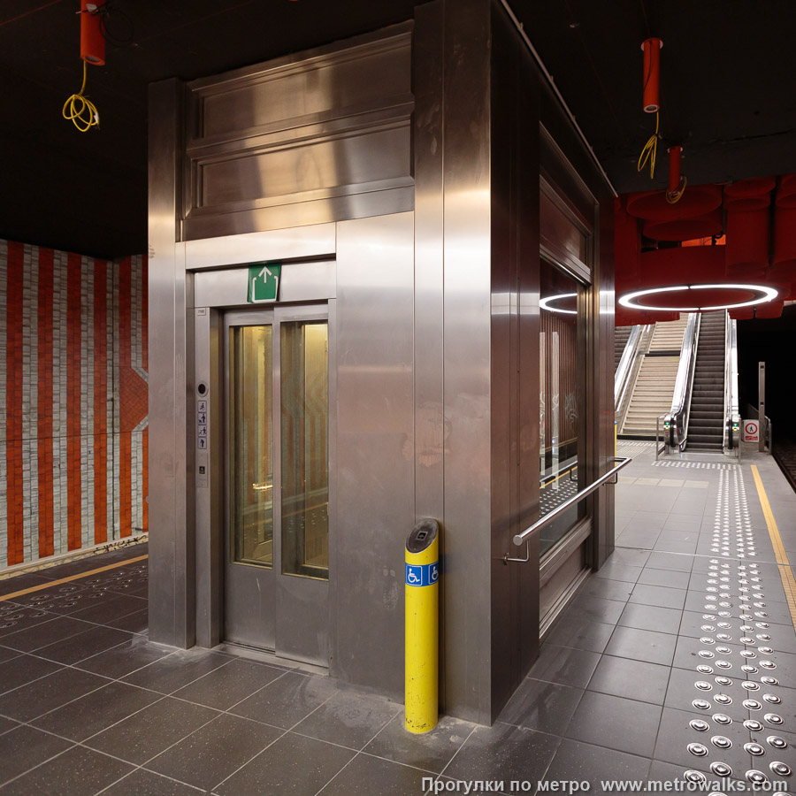 Фотография станции Pannenhuis [Па́ннэнха́йс] (линия 2 / 6, Брюссель). Лифт.