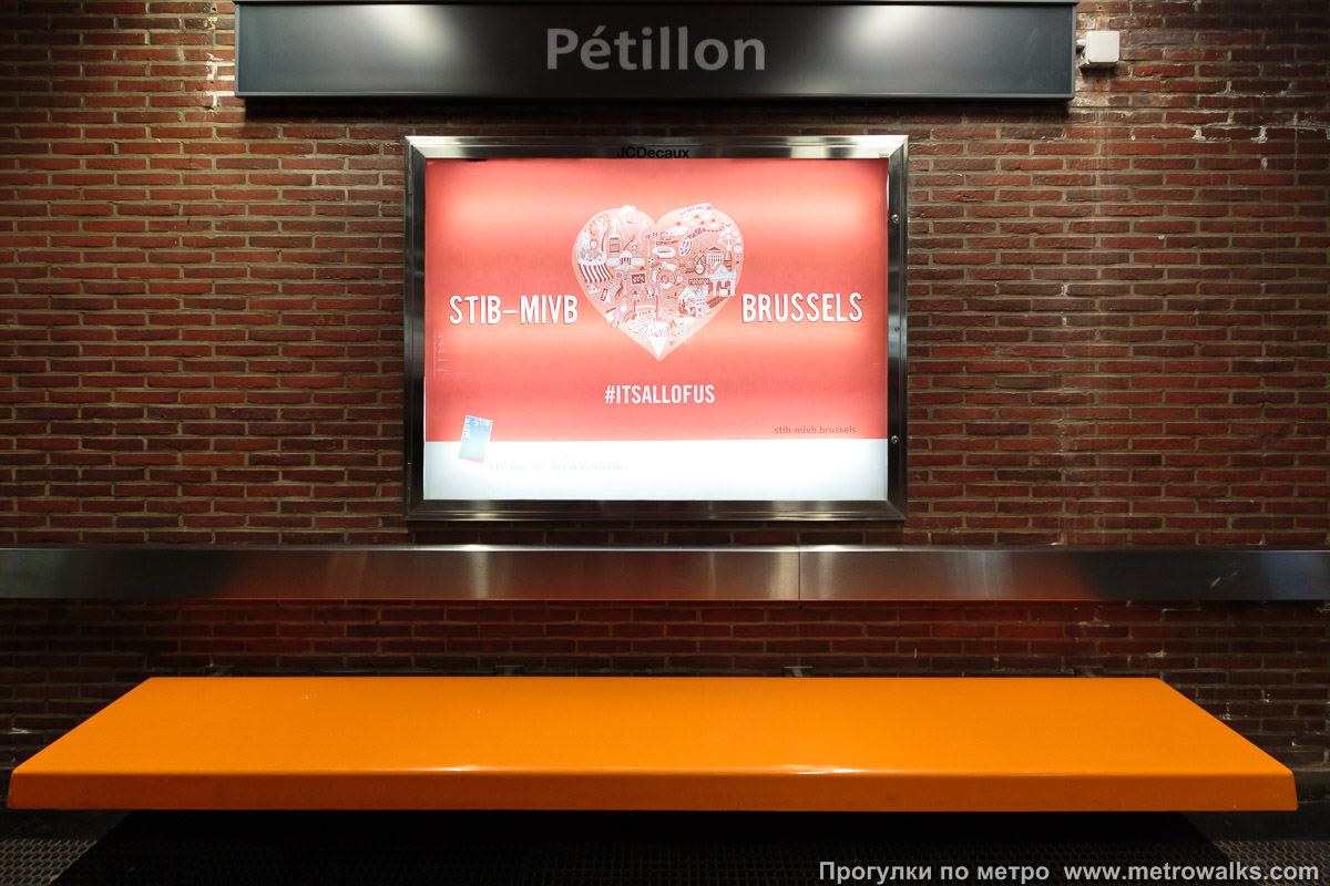 Фотография станции Pétillon [Петийо́н] (линия 5, Брюссель). Скамейка.