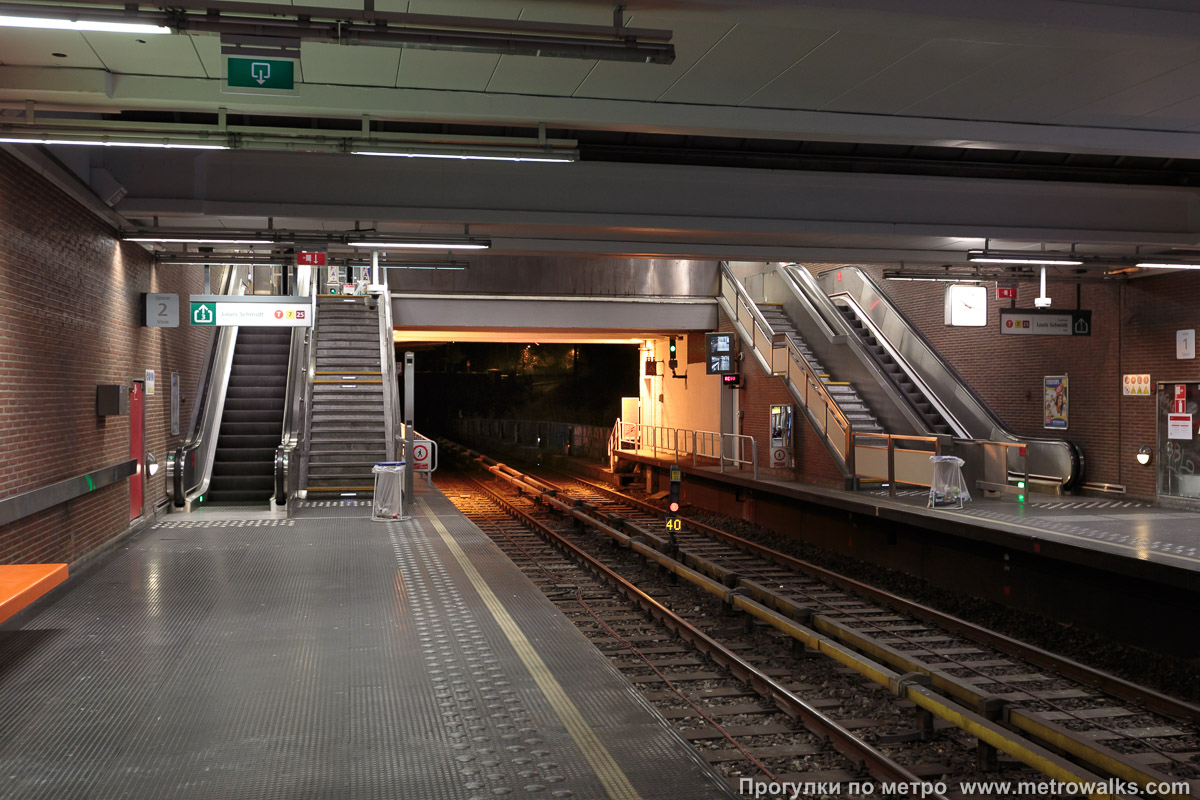 Фотография станции Pétillon [Петийо́н] (линия 5, Брюссель). Выход в город, эскалаторы начинаются прямо с уровня платформы.
