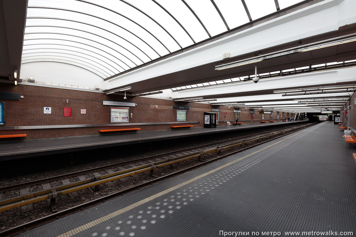 Фотография станции Pétillon [Петийо́н] (линия 5, Брюссель). Вид по диагонали.