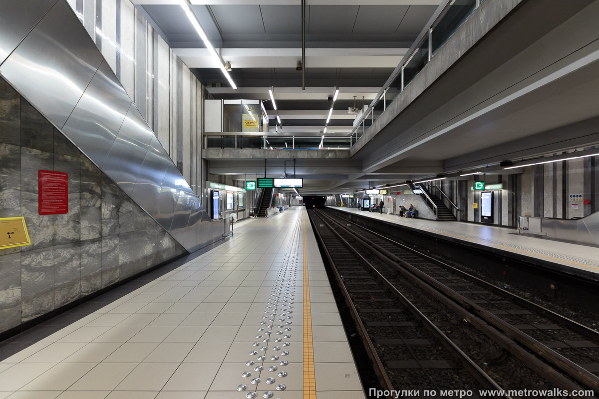 Фотография станции Roodebeek [Родебе́к] (линия 1, Брюссель). Продольный вид вдоль края платформы.