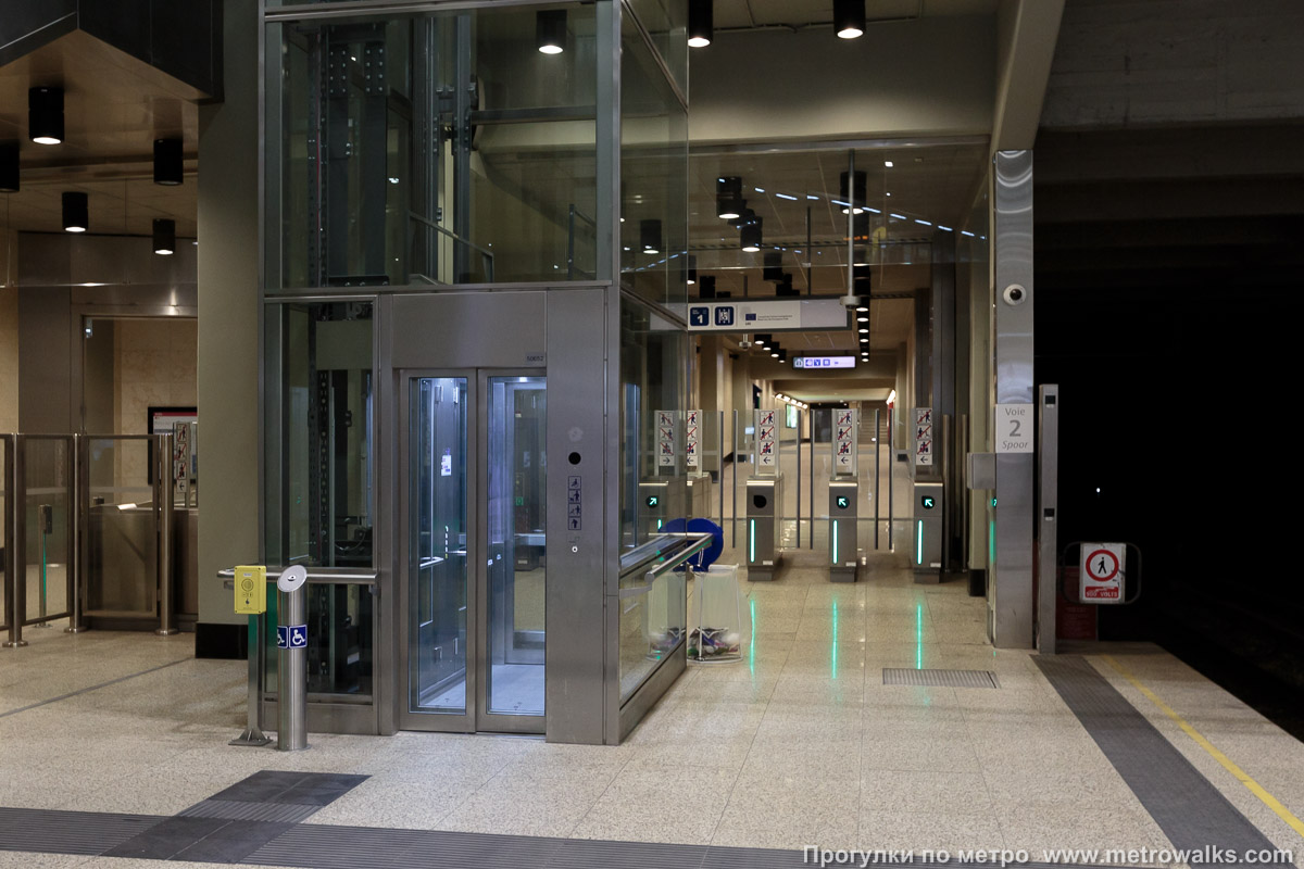 Фотография станции Schuman [Шу́ман] (линия 1, Брюссель). Лифт.