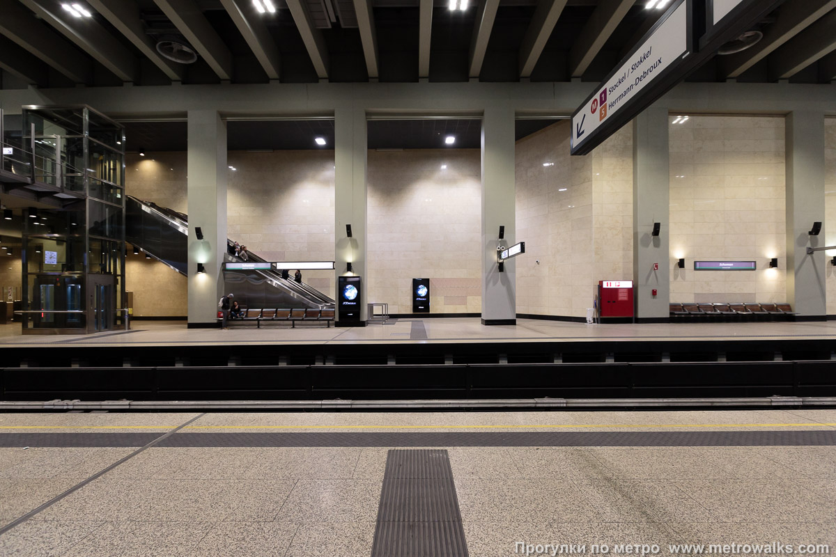 Фотография станции Schuman [Шу́ман] (линия 5, Брюссель). Поперечный вид.