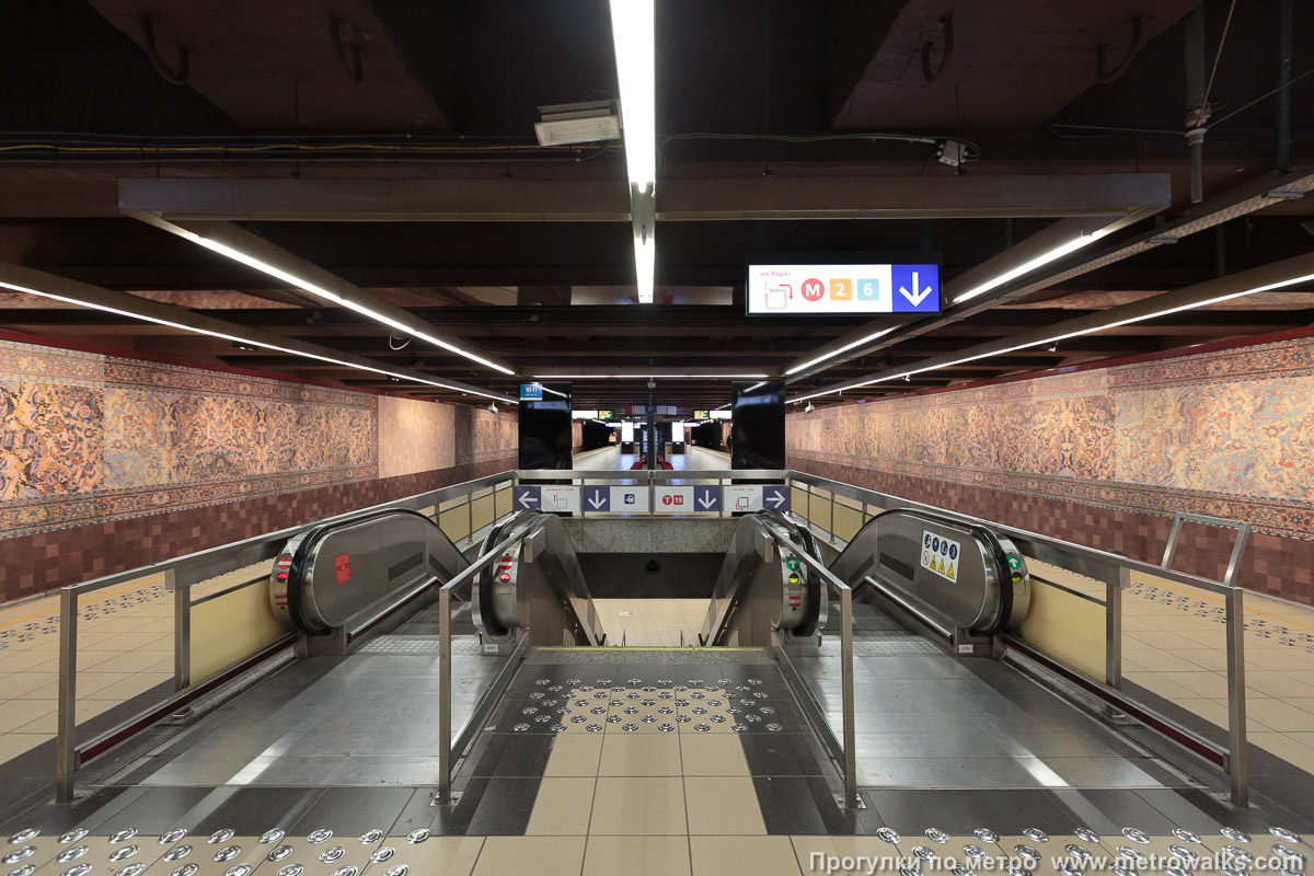 Фотография станции Simonis [Симони́с] (линия 2 / 6, Брюссель). Около перехода. В центре зала находится переход на станцию Elisabeth той же линии, расположенную перпендикулярно на большей глубине.