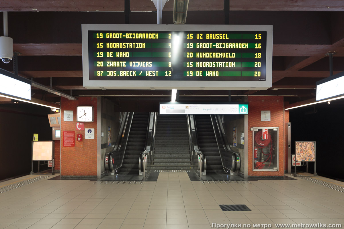 Фотография станции Simonis [Симони́с] (линия 2 / 6, Брюссель). Выход в город, эскалаторы начинаются прямо с уровня платформы.
