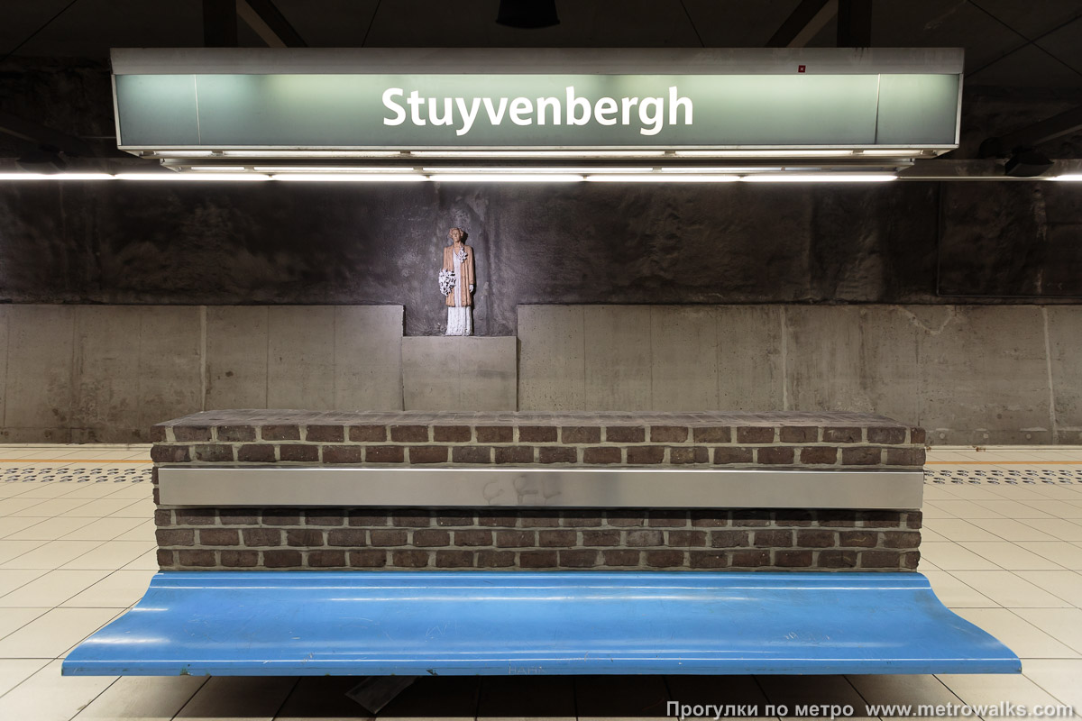 Фотография станции Stuyvenbergh [Стайфеберх] (линия 2 / 6, Брюссель). Поперечный вид. На станции почти нет свободного места для поперечного ракурса, не перекрытого скамьёй, указателем, инфостендом или чем-то ещё.