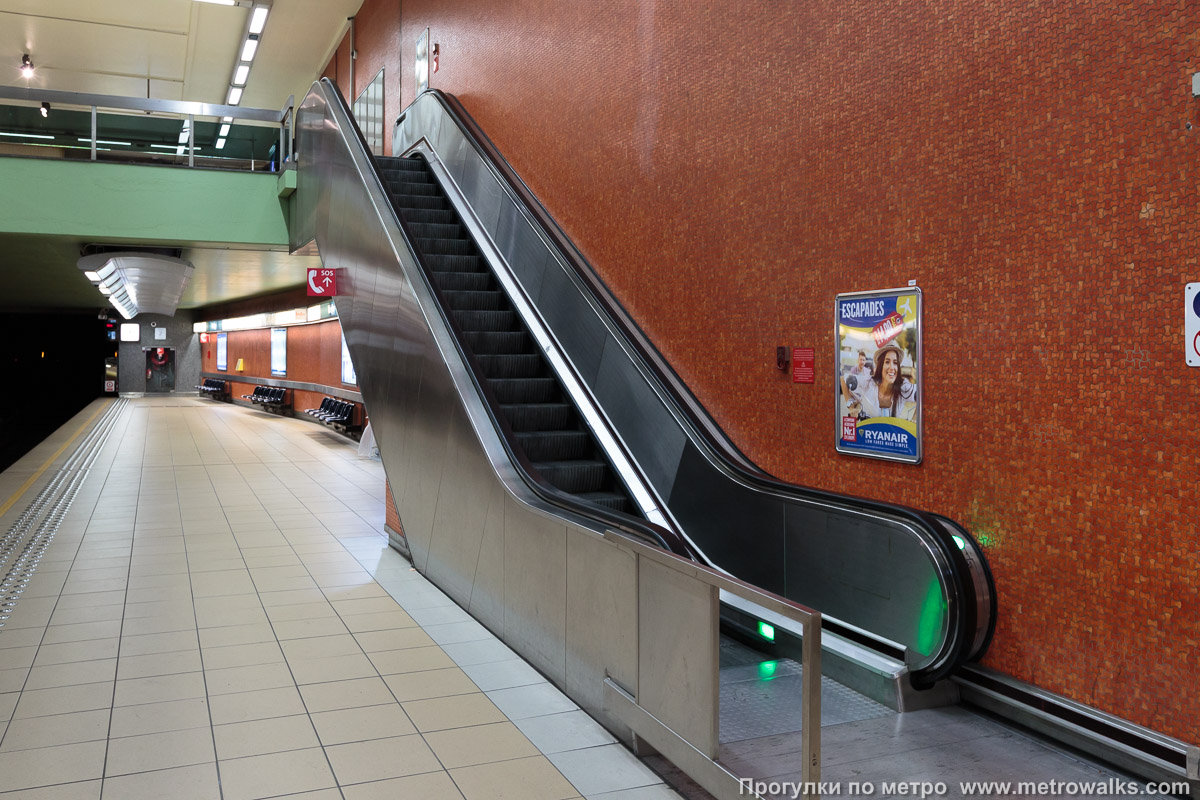 Фотография станции Thieffry [Тьиффри́] (линия 5, Брюссель). Выход в город, эскалаторы начинаются прямо с уровня платформы.