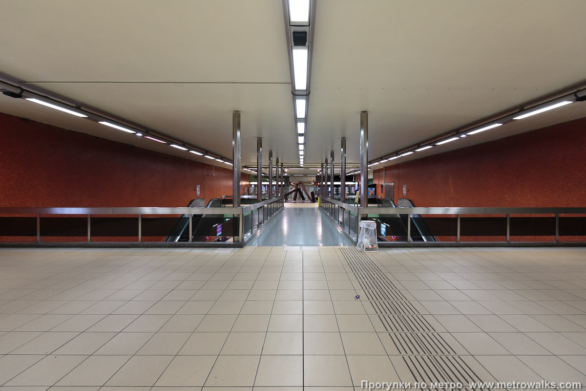 Фотография станции Thieffry [Тьиффри́] (линия 5, Брюссель). В переходе над путями станции.
