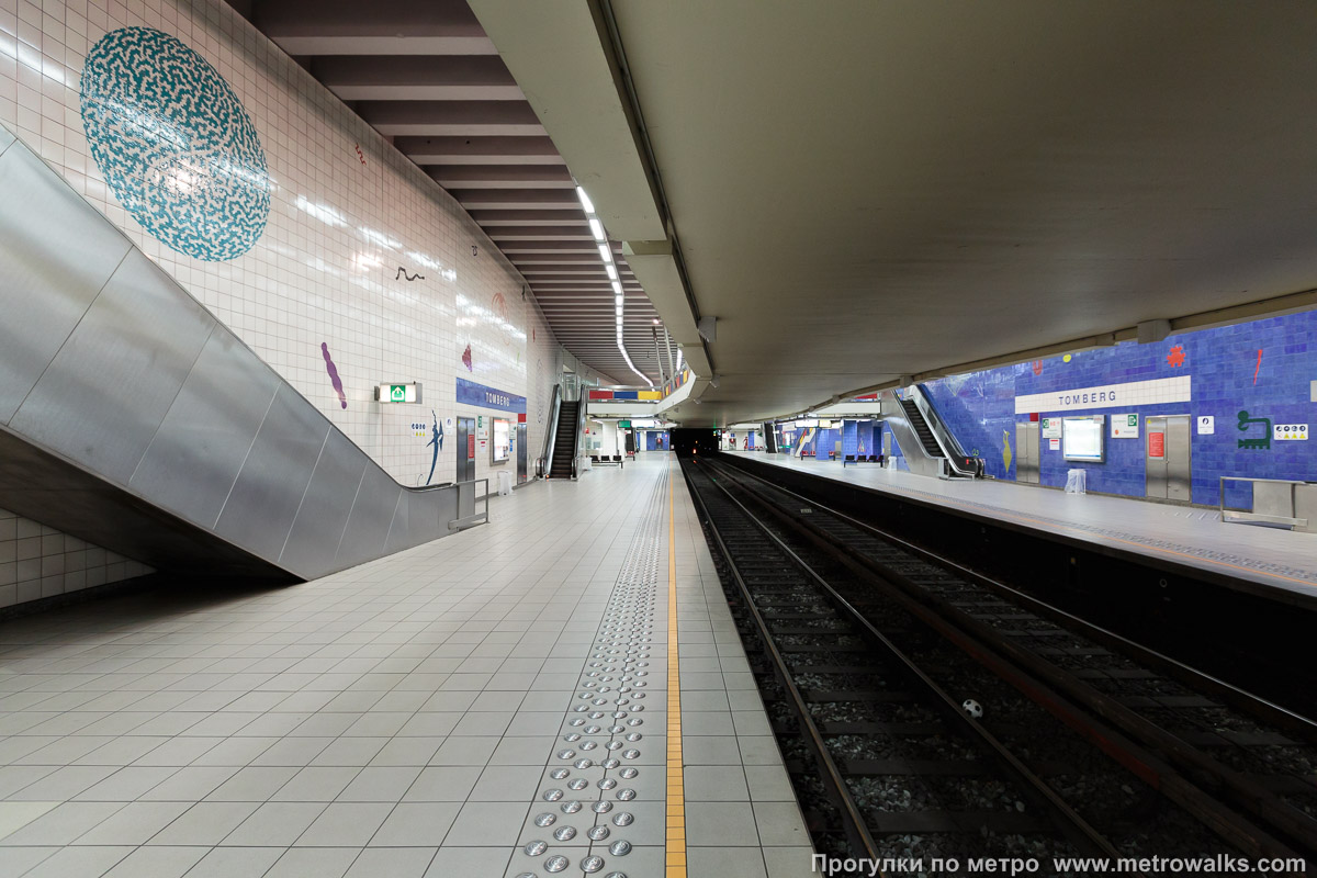 Фотография станции Tomberg [То́мберх] (линия 1, Брюссель). Продольный вид вдоль края платформы.