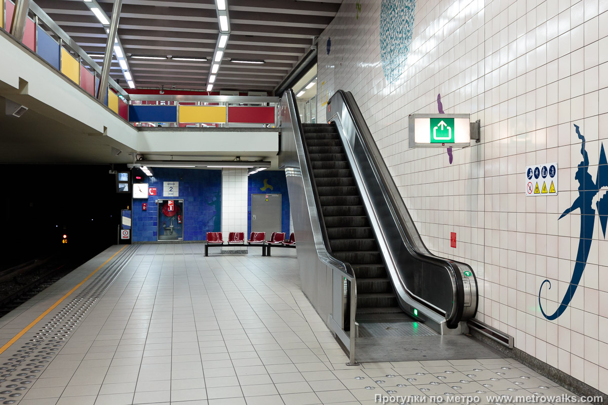 Фотография станции Tomberg [То́мберх] (линия 1, Брюссель). Выход в город, эскалаторы начинаются прямо с уровня платформы.