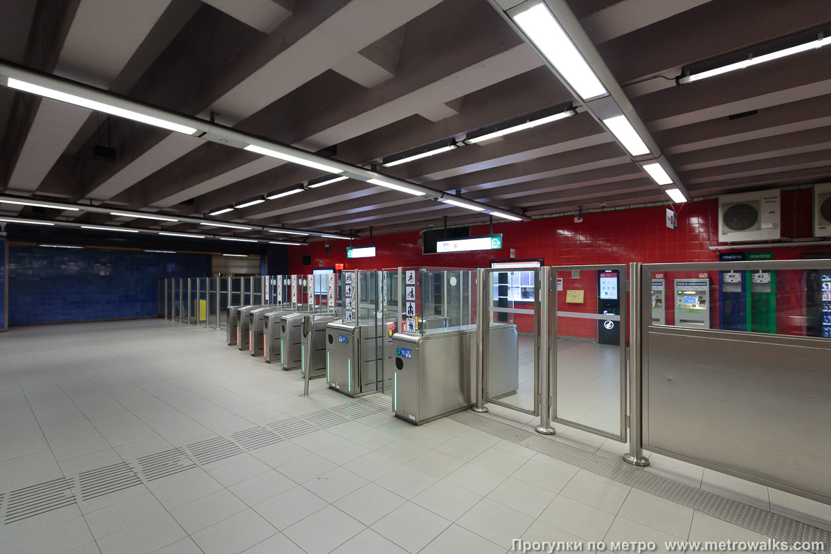 Фотография станции Tomberg [То́мберх] (линия 1, Брюссель). Внутри вестибюля станции, общий вид.