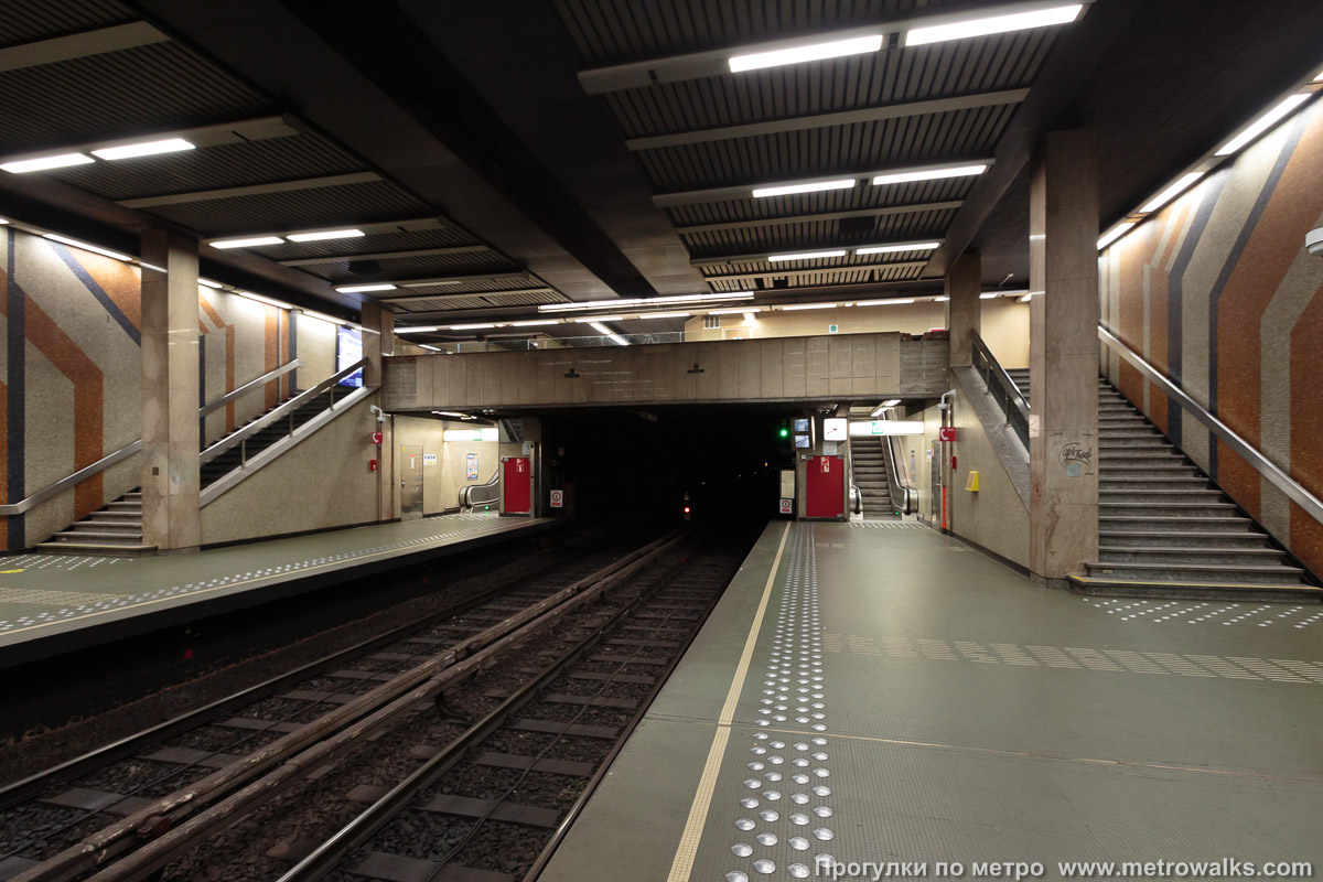 Фотография станции Trône / Troon [Трон] (линия 2 / 6, Брюссель). Часть станции около выхода в город.