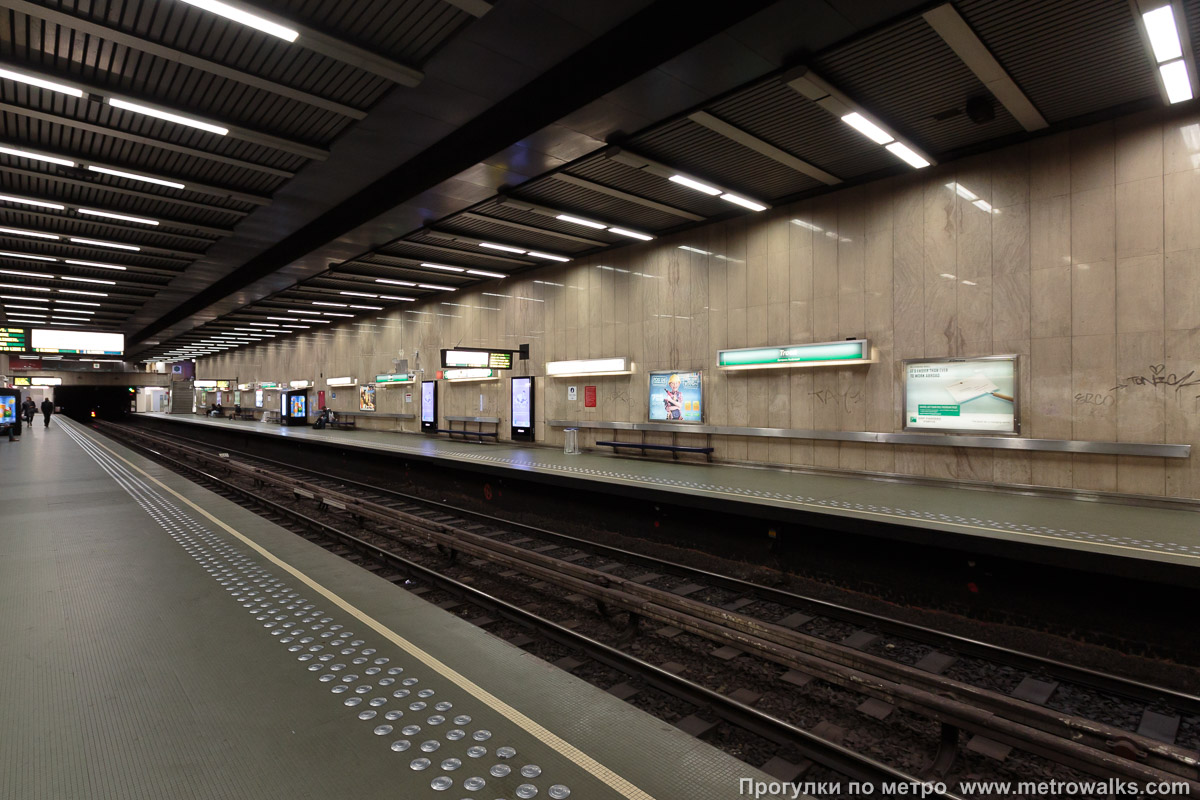Фотография станции Trône / Troon [Трон] (линия 2 / 6, Брюссель). Вид по диагонали.