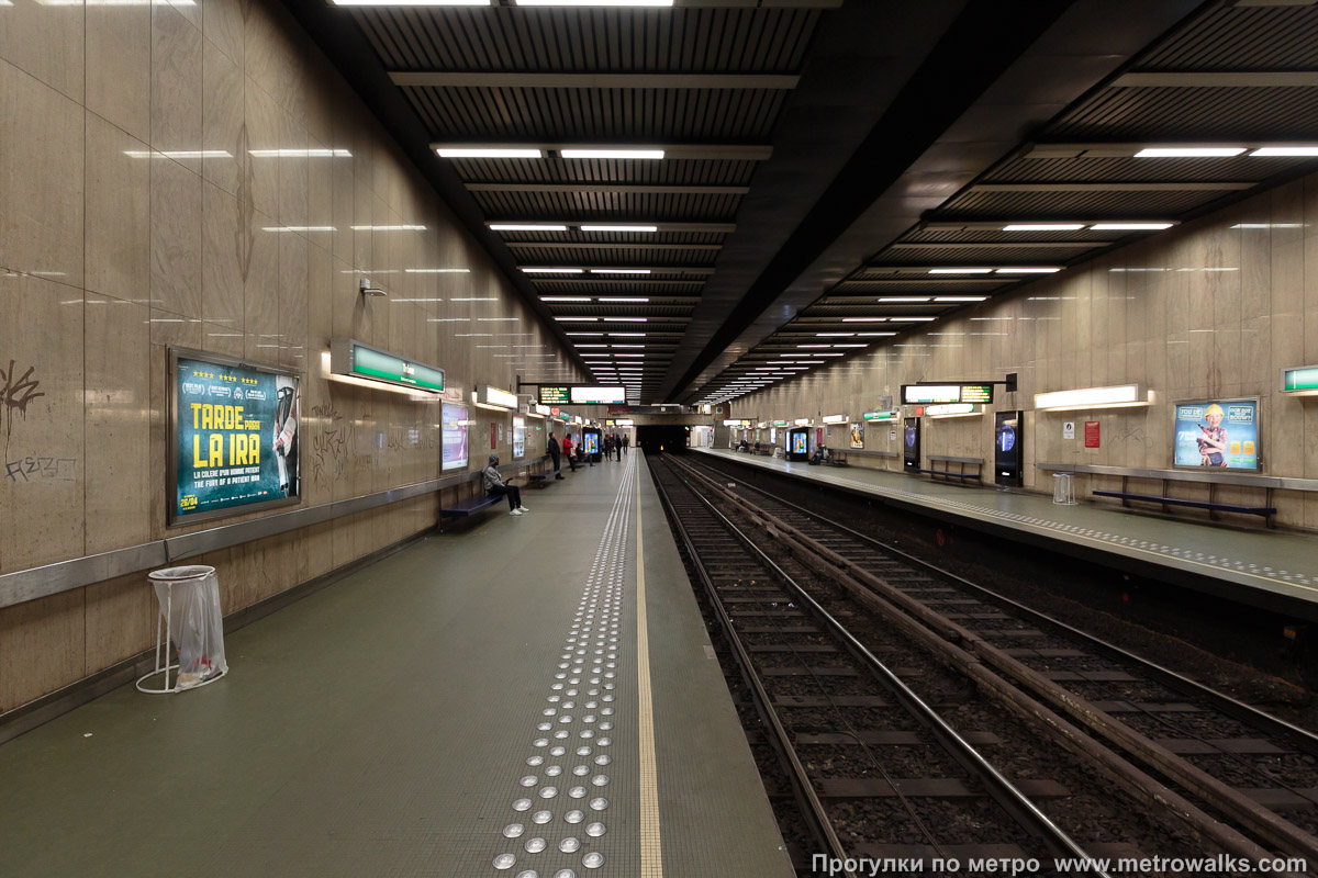 Фотография станции Trône / Troon [Трон] (линия 2 / 6, Брюссель). Продольный вид вдоль края платформы.