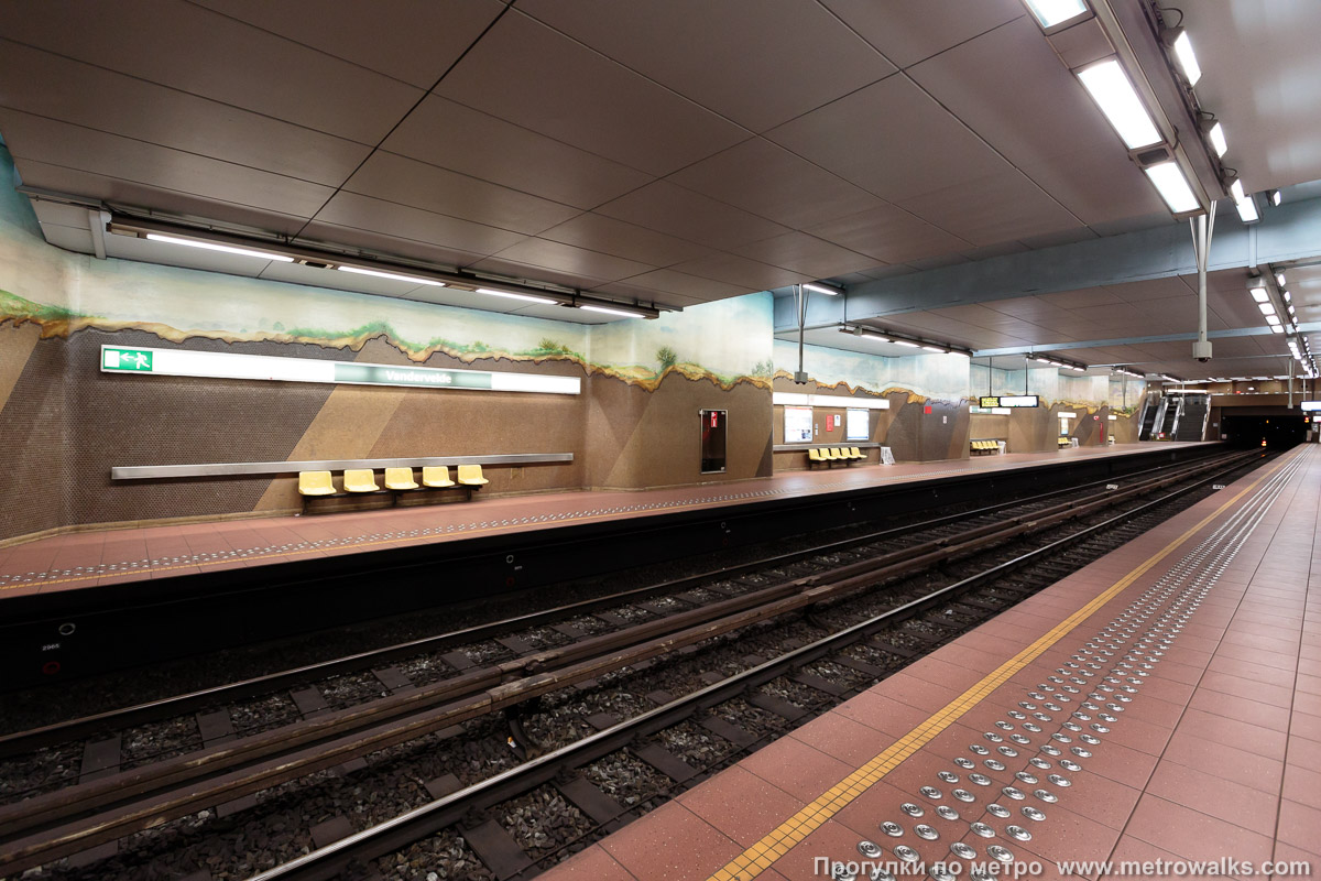 Фотография станции Vandervelde [Вандерве́лдэ] (линия 1, Брюссель). Вид по диагонали. В дальней части станции.