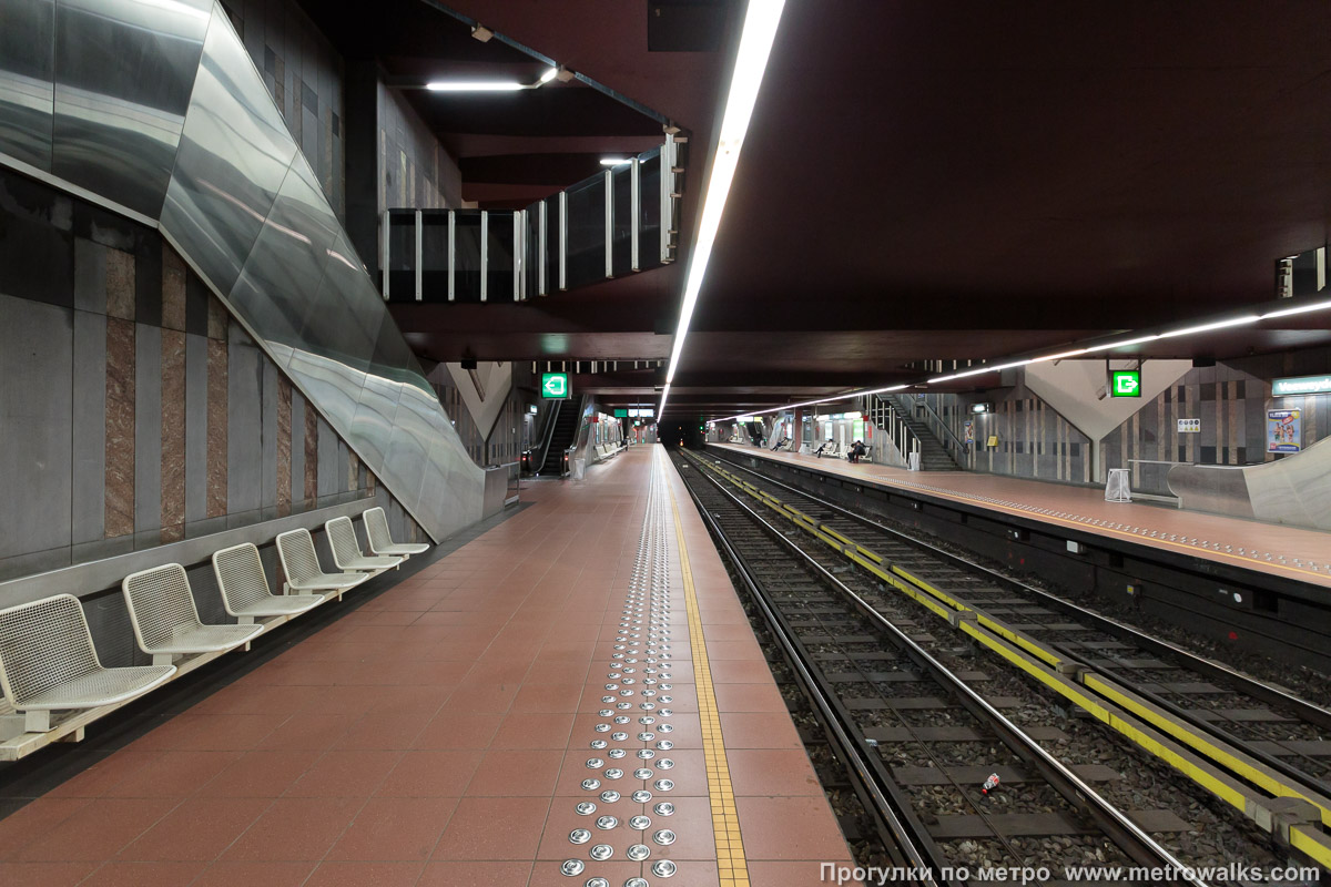 Фотография станции Veeweyde / Veeweide [Ве́вейд] (линия 5, Брюссель). Продольный вид вдоль края платформы.