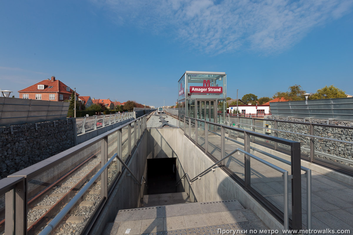 Фотография станции Amager Strand [Амагр Странд] (Копенгаген). Выход в город осуществляется по лестнице. На заднем плане — лифт.
