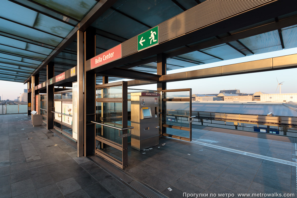 Фотография станции Bella Center [Белла Сентр] (Копенгаген). Автоматы для оплаты проезда на платформе станции.