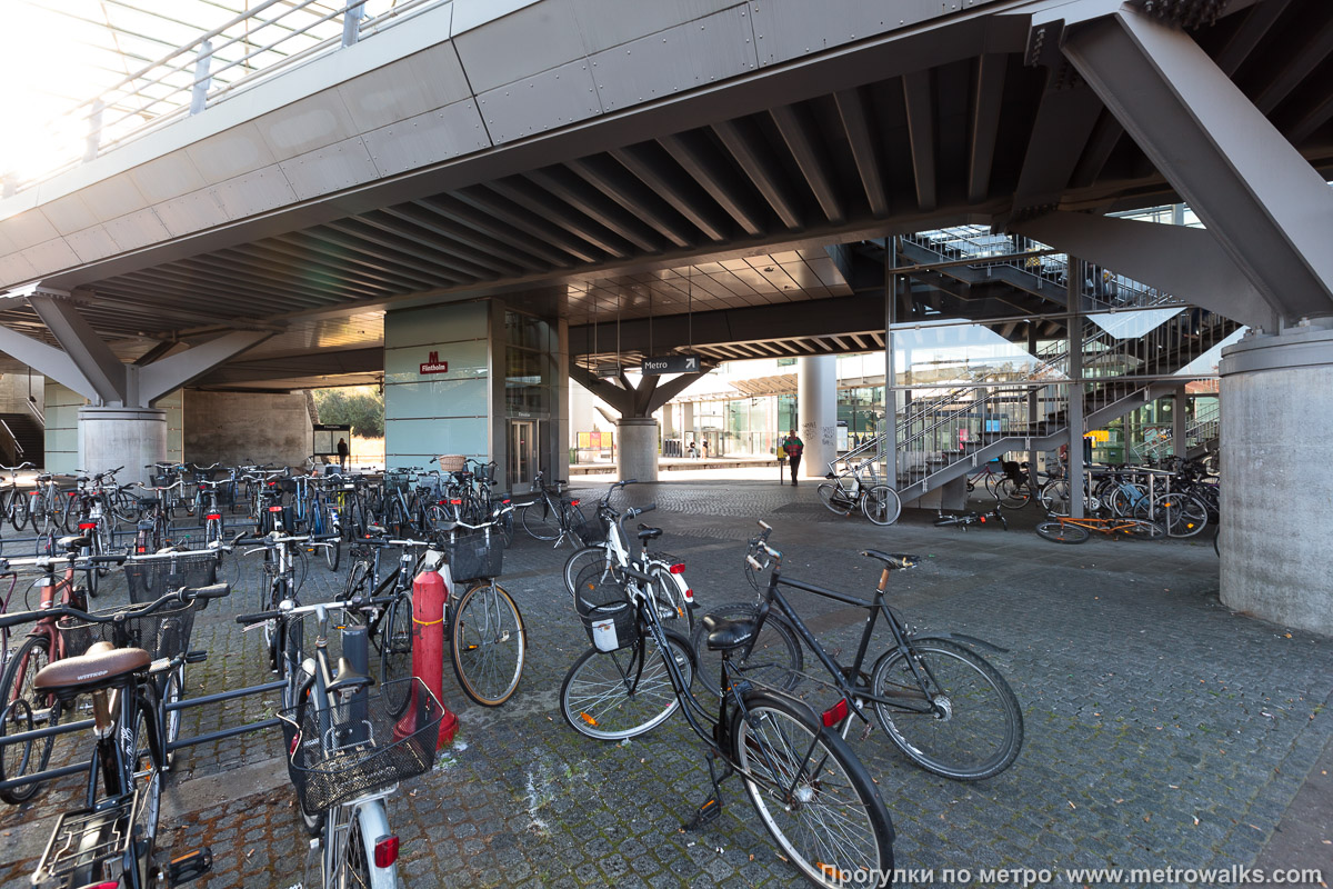 Фотография станции Flintholm [Флинтхольм] (Копенгаген). Около станции расположена велопарковка.