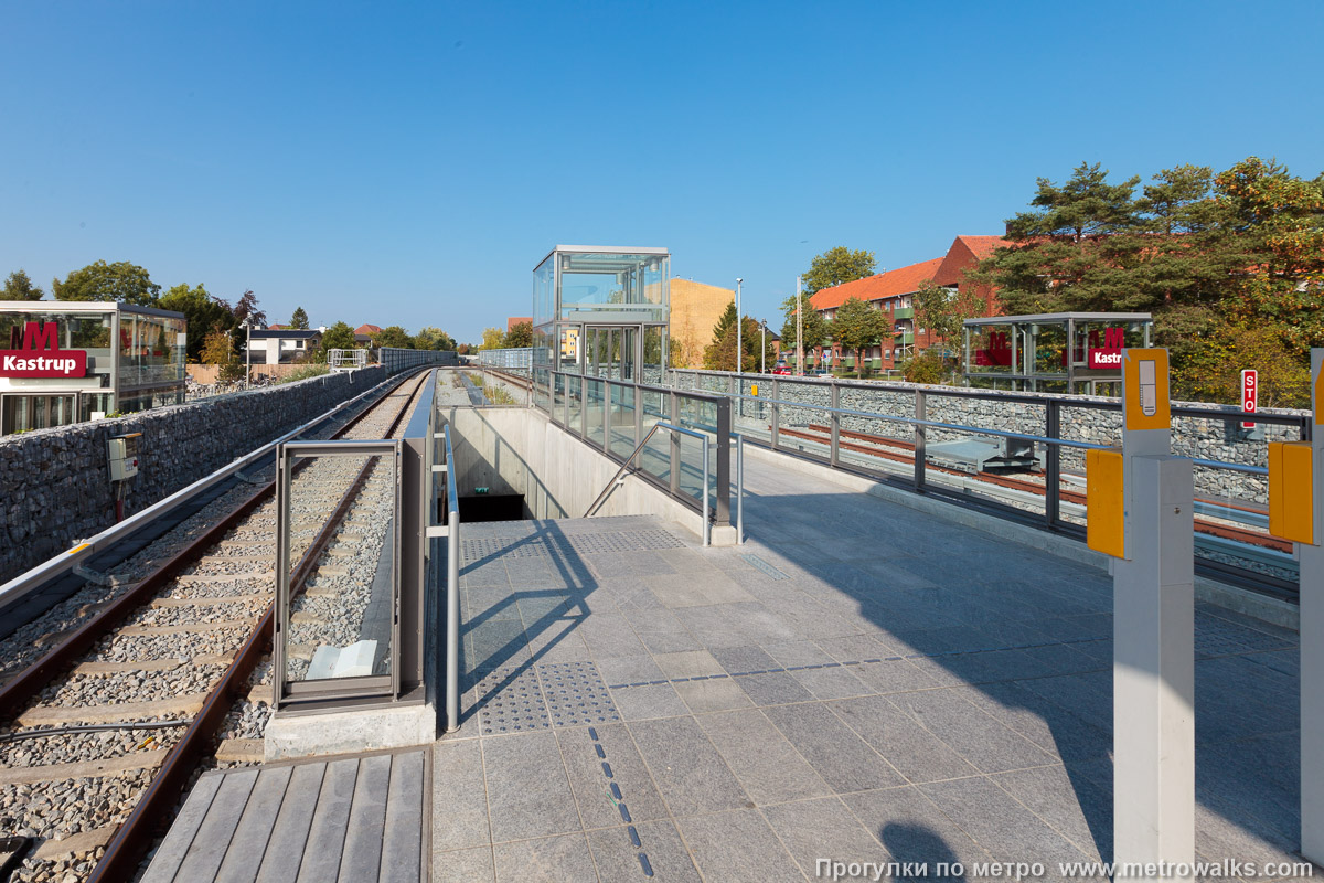 Фотография станции Kastrup [Кэструп] (Копенгаген). Выход в город осуществляется по лестнице. На заднем плане — лифт.