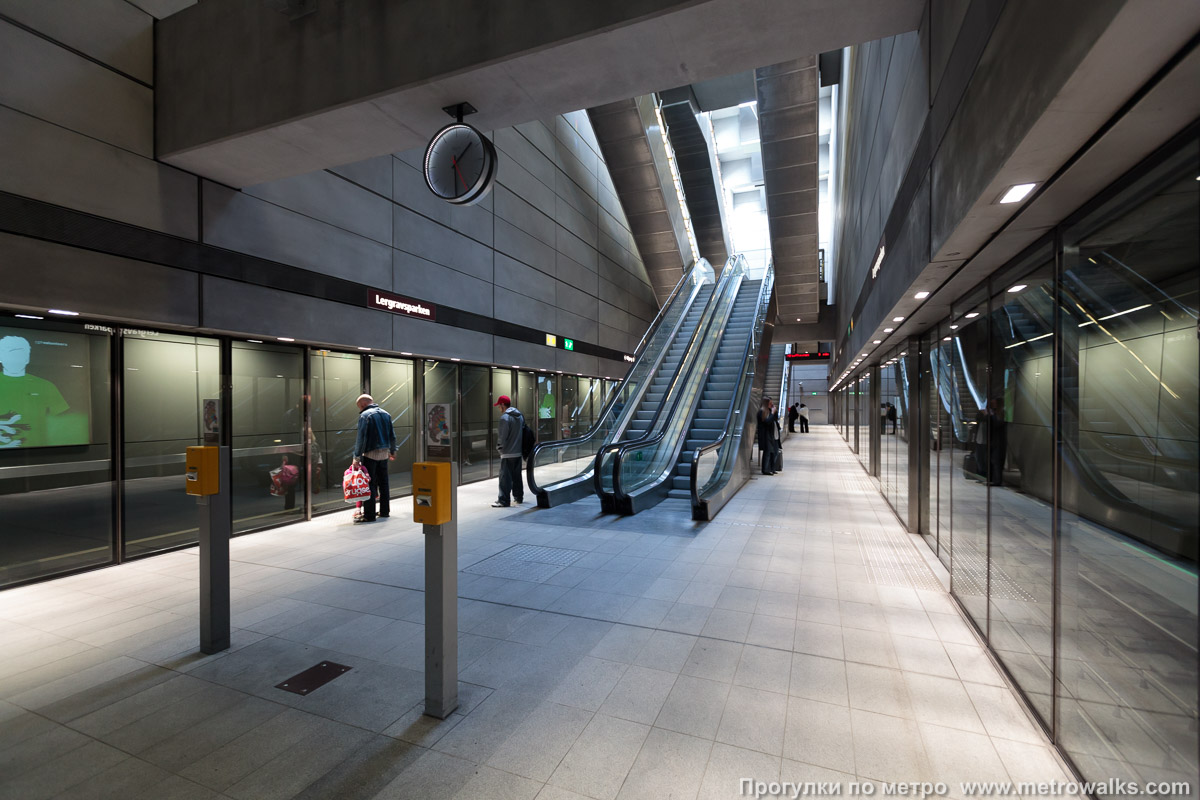 Фотография станции Lergravsparken [Лерграуспаркн] (Копенгаген). Выход в город, эскалаторы начинаются прямо с уровня платформы.