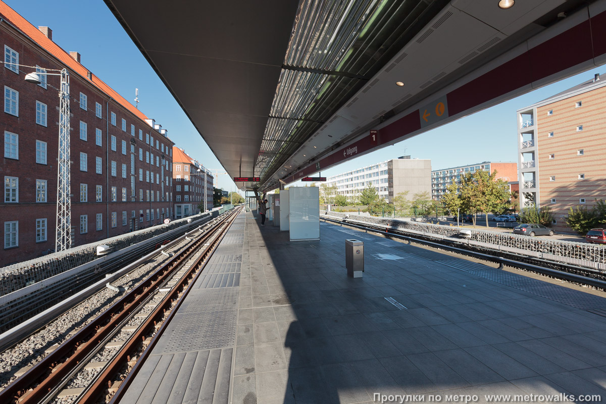 Фотография станции Lindevang [Линдван] (Копенгаген). Продольный вид вдоль края платформы.