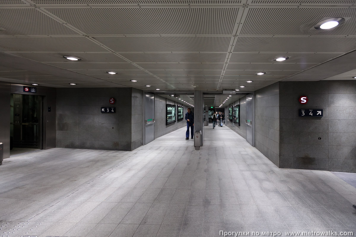 Фотография станции Nørreport [Нёррэпорт] (Копенгаген). Переход, общий вид. В коридоре перехода между станциями метро и S-tog.