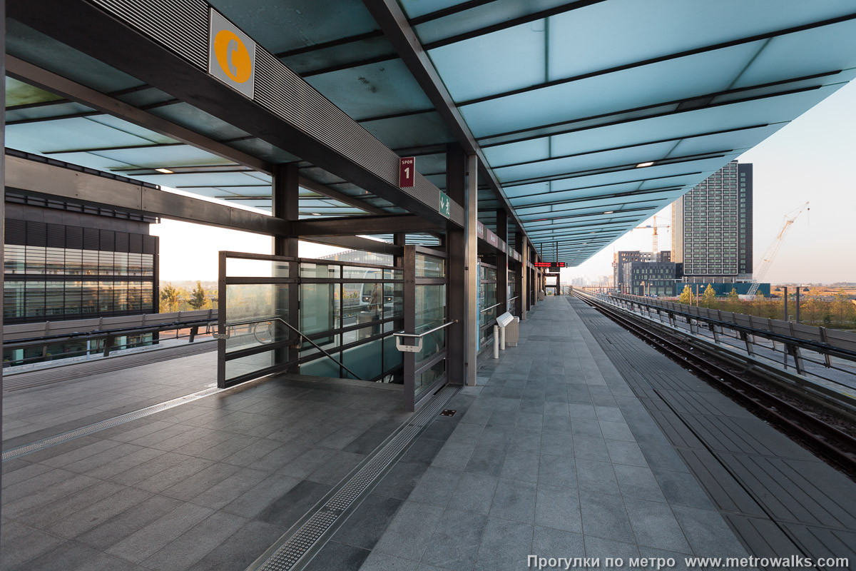 Фотография станции Ørestad [Öрестад] (Копенгаген). Продольный вид.