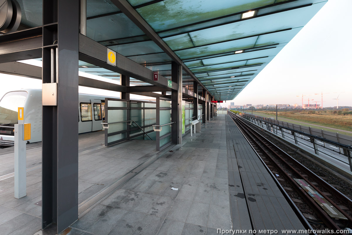 Фотография станции Sundby [Сандбю] (Копенгаген). Продольный вид вдоль края платформы.