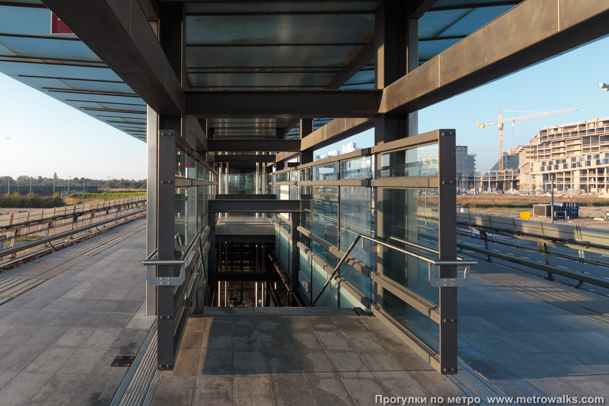 Фотография станции Vestamager [Вестамагр] (Копенгаген). Выход в город осуществляется по лестнице.