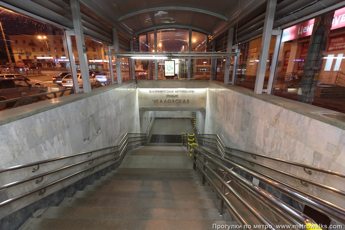 Фотография станции Чкаловская (Екатеринбург). Лестница подземного перехода.