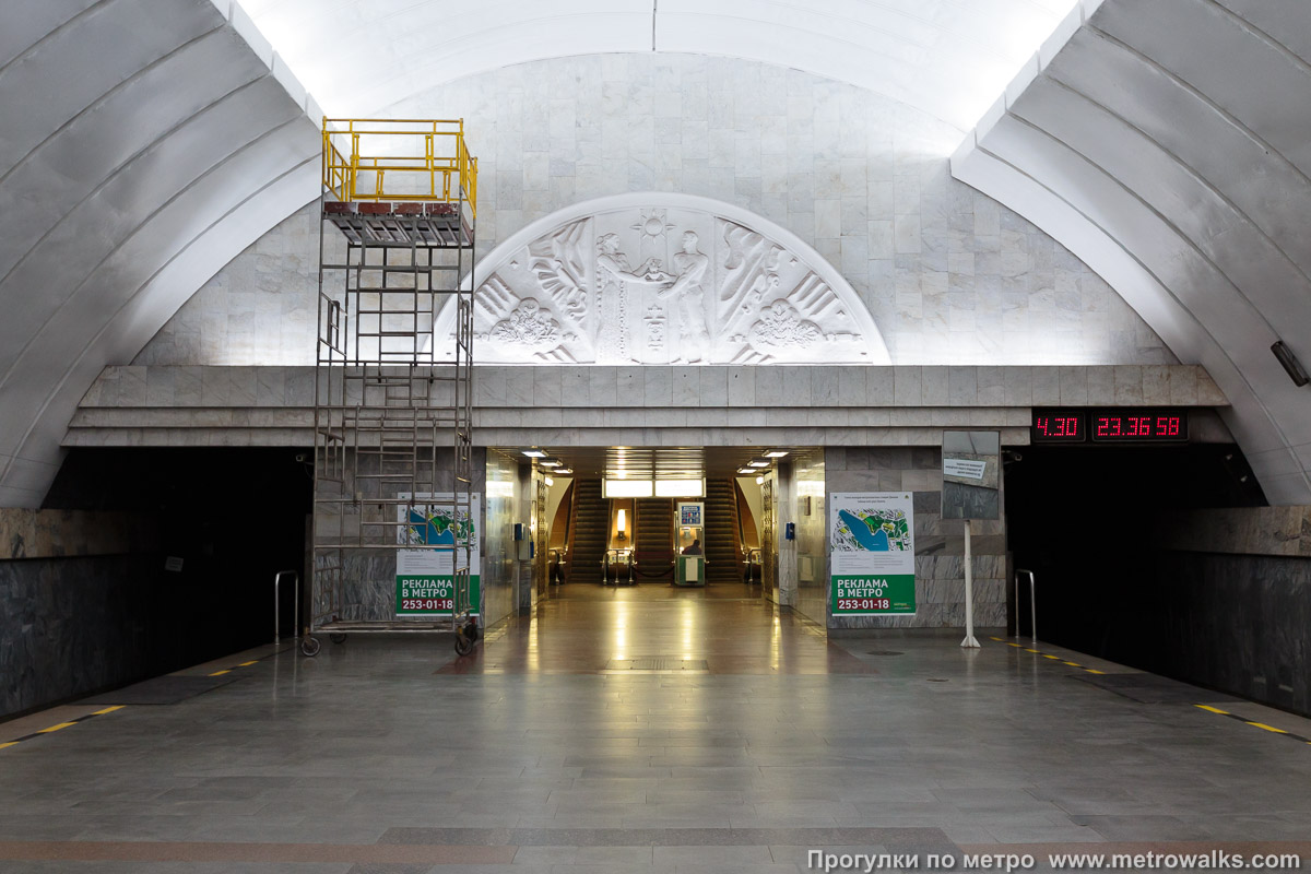 Фотография станции Динамо (Екатеринбург). Выход в город, эскалаторы начинаются прямо с уровня платформы.