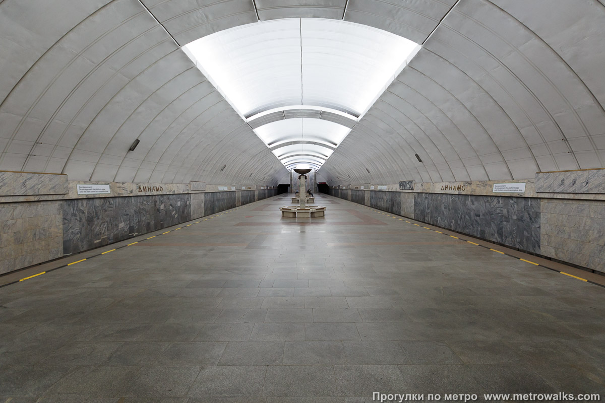 Фотография станции Динамо (Екатеринбург). Общий вид по оси станции от глухого торца в сторону выхода.
