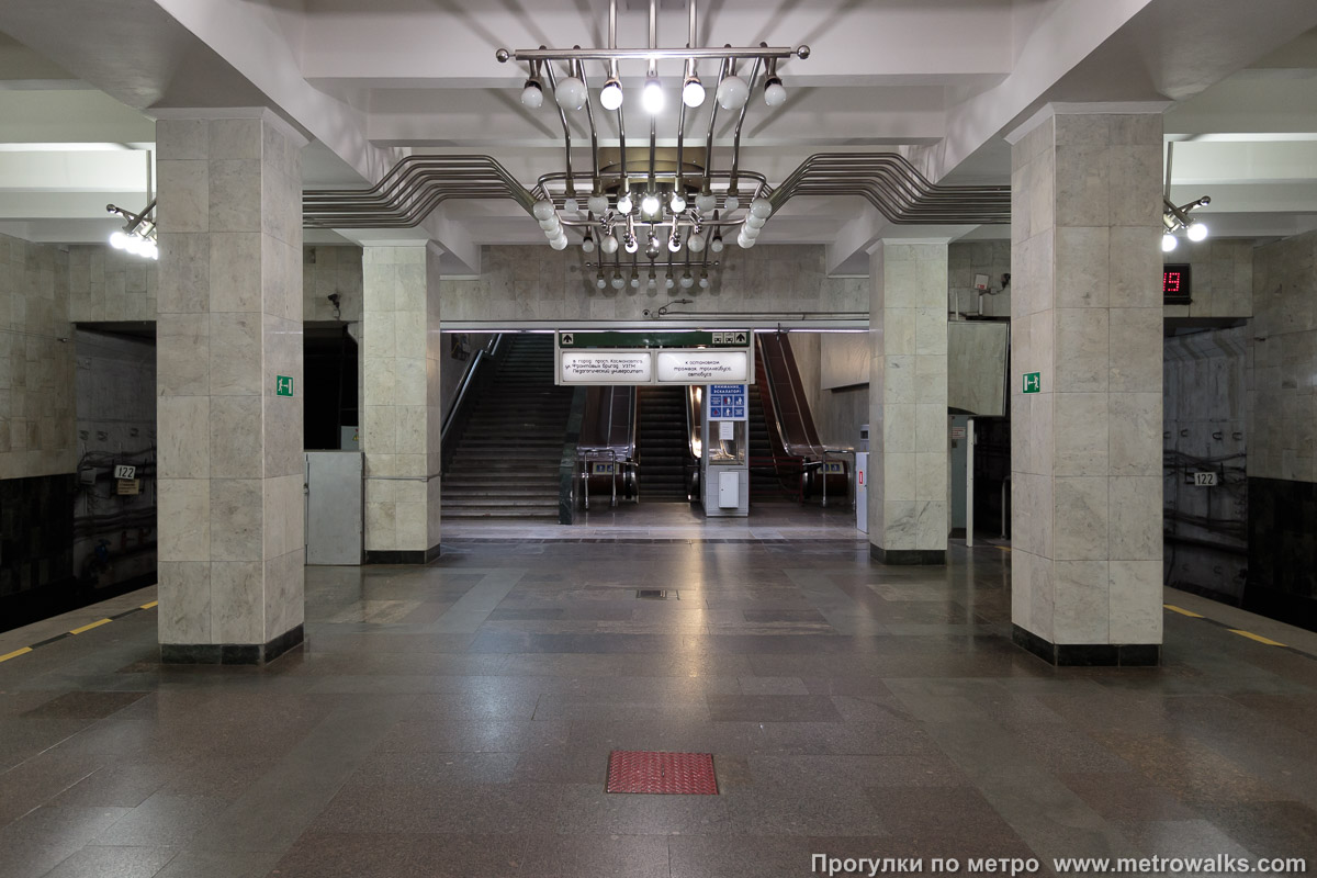 Фотография станции Машиностроителей (Екатеринбург). Выход в город, эскалаторы начинаются прямо с уровня платформы. Северный выход.