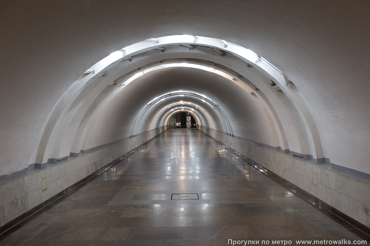 Фотография станции Машиностроителей (Екатеринбург). Переходный коридор к эскалаторам. Проход ко второму выходу находится под железнодорожными путями, поэтому построен в виде небольшого тоннеля круглого сечения закрытым способом.