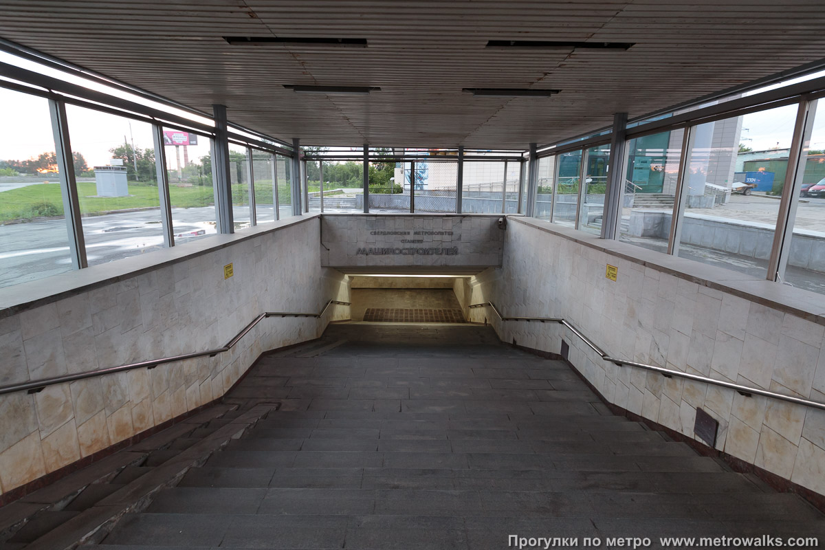 Фотография станции Машиностроителей (Екатеринбург). Лестница подземного перехода.