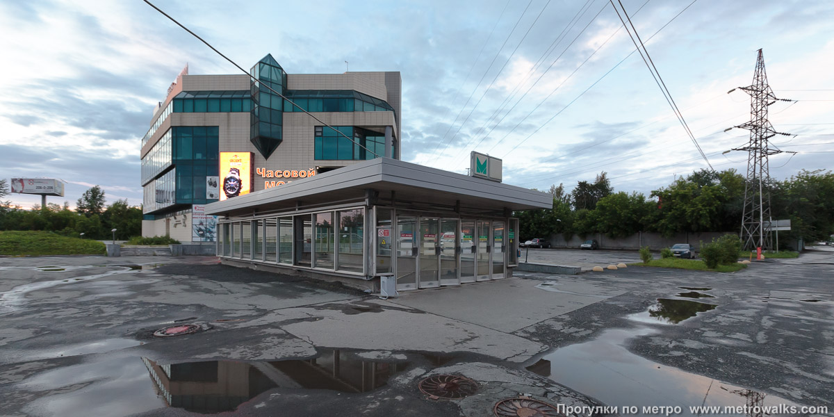 Фотография станции Машиностроителей (Екатеринбург). Вход на станцию осуществляется через подземный переход. Один из павильонов южного выхода.