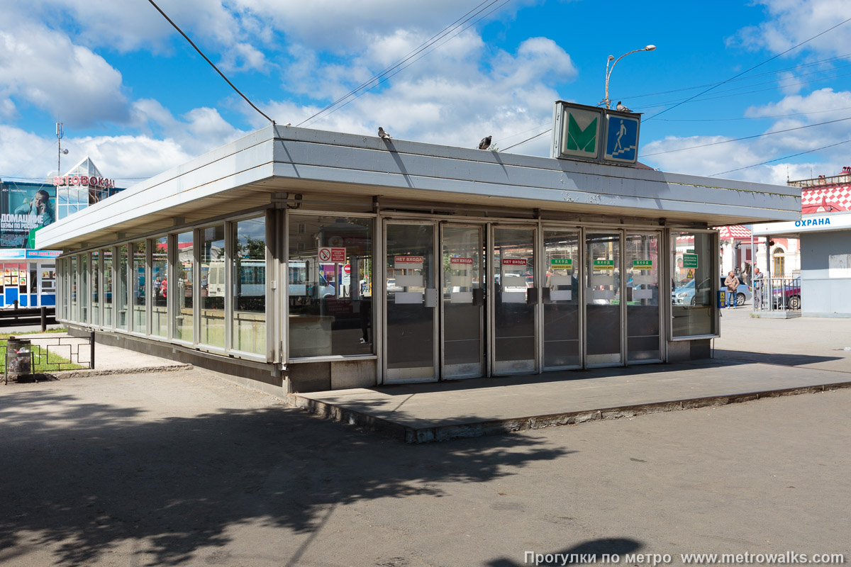 Фотография станции Уральская (Екатеринбург). Вход на станцию осуществляется через подземный переход. Первый, северо-восточный павильон — ближайший к железнодорожному вокзалу.