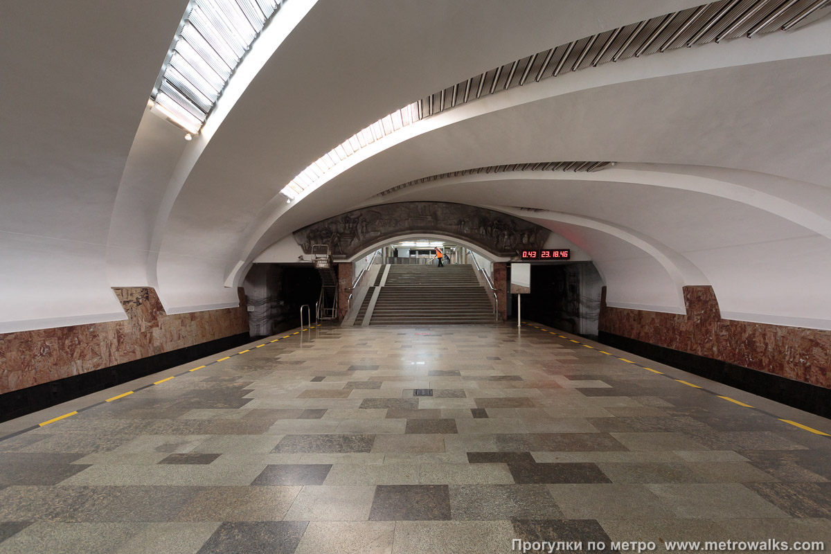 Фотография станции Уралмаш (Екатеринбург). Часть станции около выхода в город. Северный выход на проспект Космонавтов — без эскалаторов.