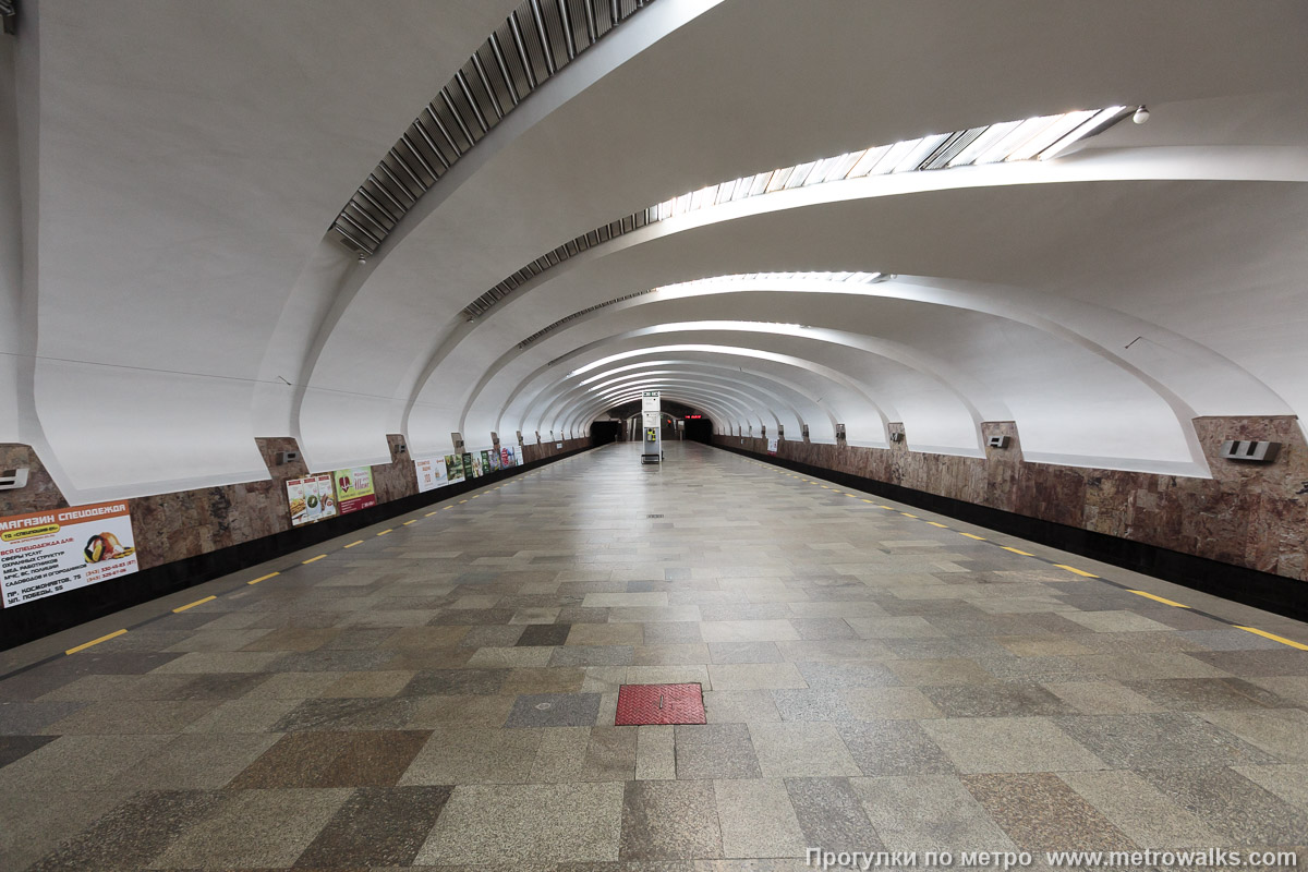 Фотография станции Уралмаш (Екатеринбург). Продольный вид по оси станции. Кессоны на своде станции напоминают лопасти огромного винта.