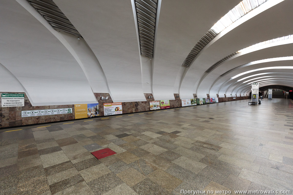 Фотография станции Уралмаш (Екатеринбург). Вид по диагонали. Декор путевых стен изображает зубцы какого-то механизма.