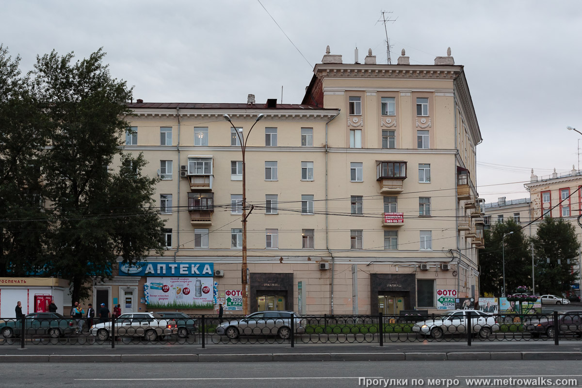 Фотография станции Уралмаш (Екатеринбург). Вход на станцию через подземный переход, спуск в который встроен в здание.