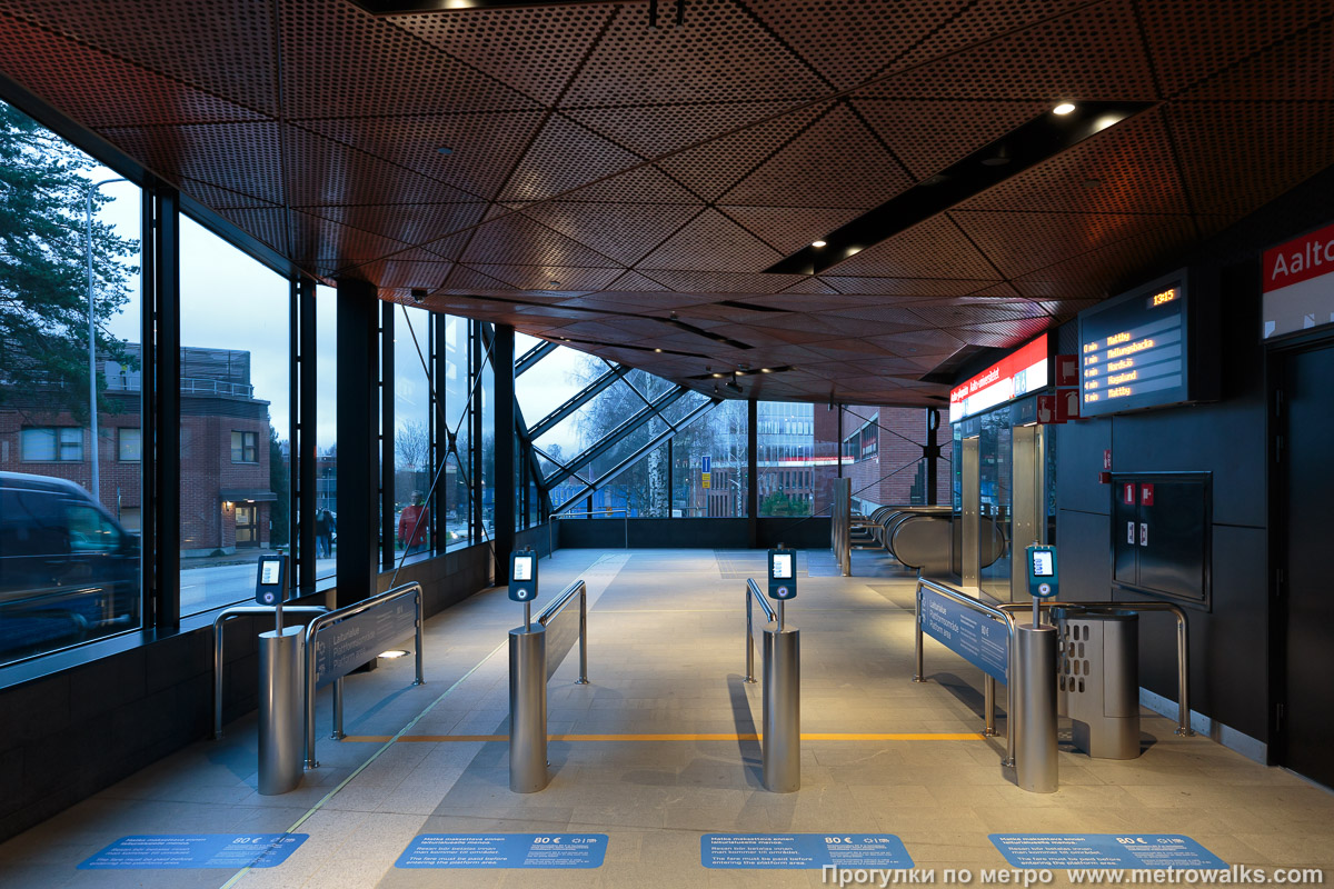 Фотография станции Aalto-yliopisto / Aalto-universitetet [Аа́лто-у́лио́писто] (Хельсинки). Валидаторы билетов.